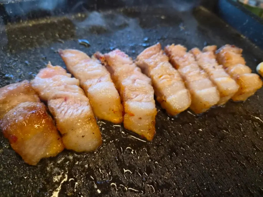 노릇하게 구워진 삼겹살