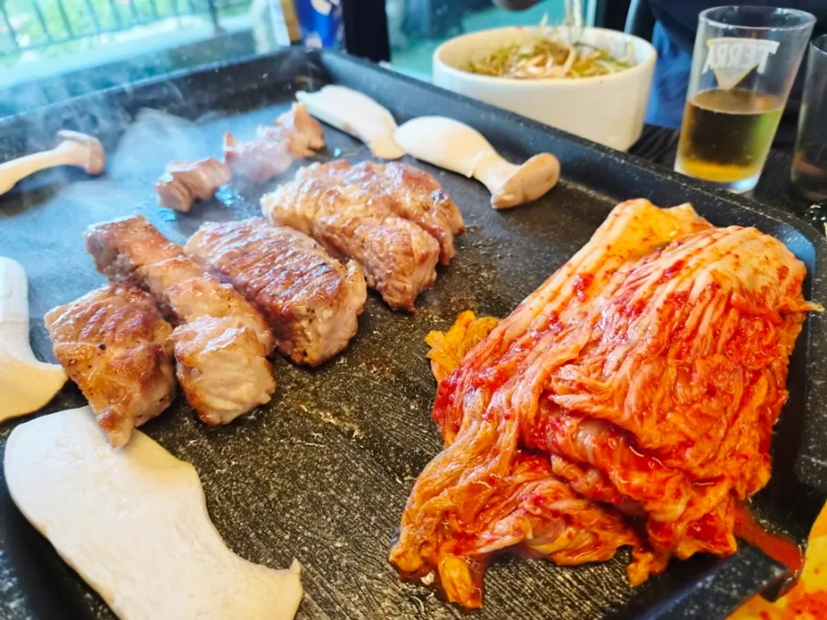 먹는 속도에 맞춰 구워지는 삼겹살 불판