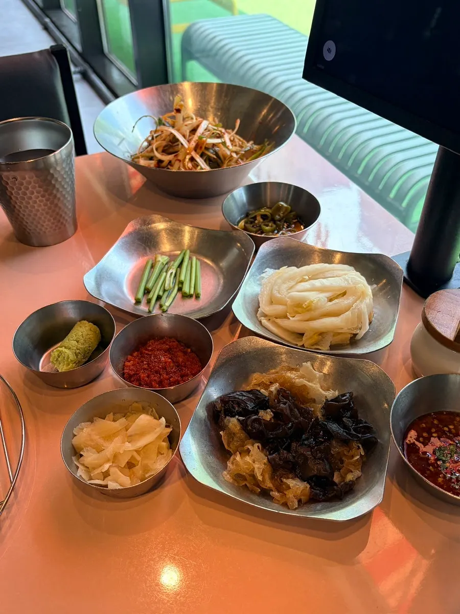 목이버섯 장아찌와 와사비가 놓인 밑반찬 접시