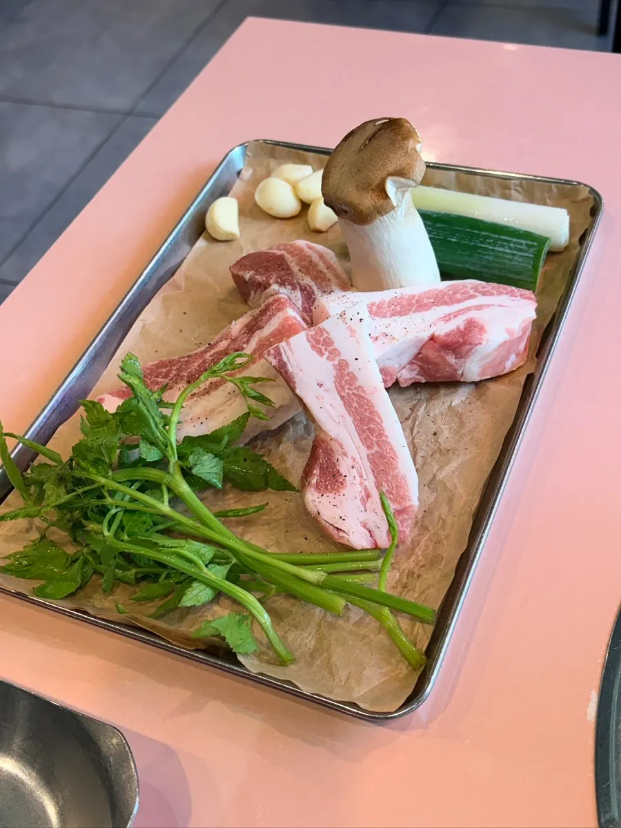 버섯과 마늘이 곁들여진 삼겹살 구이용 상차림