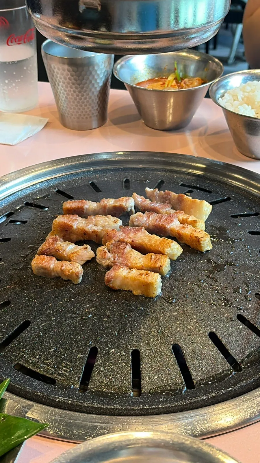 구운 대파를 감싼 삼겹살과 양념장