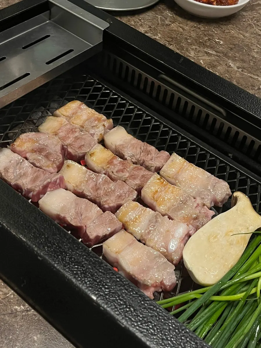 불판에서 구워지는 난축맛돈 흑돼지