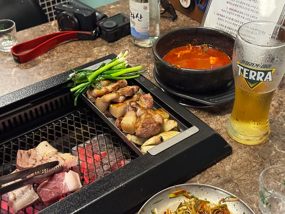 Nanchuk Matdon pork belly grilling over charcoal