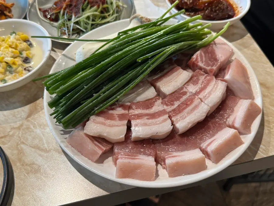 Guide showing how to eat black pork