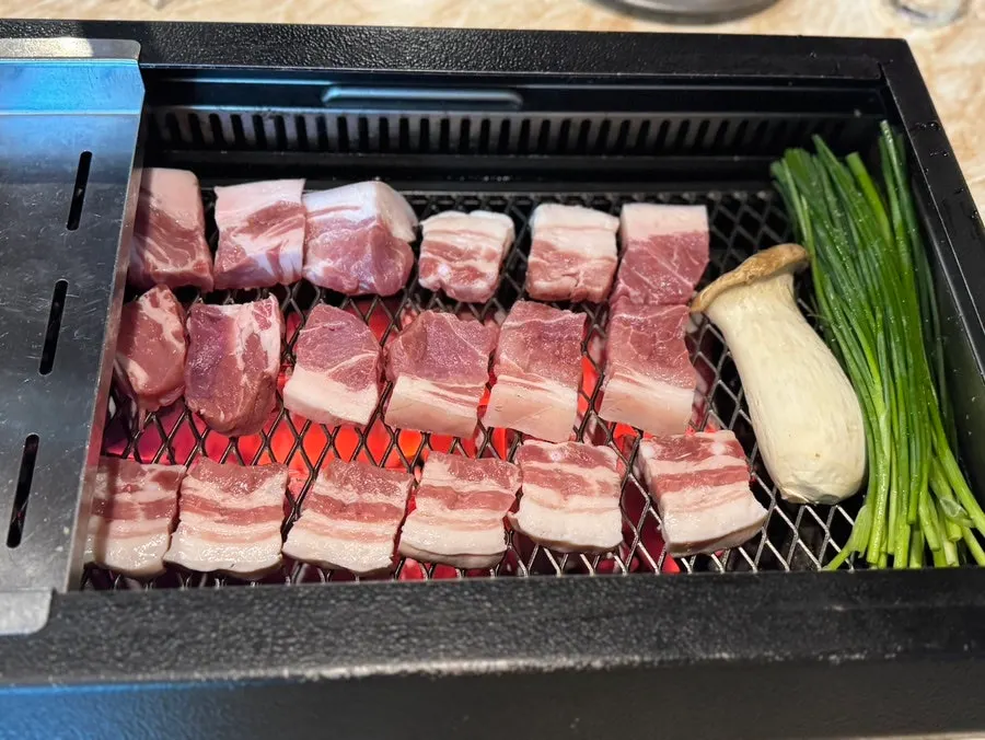 A 600g plate of nanchukmatdon pork belly with skin on