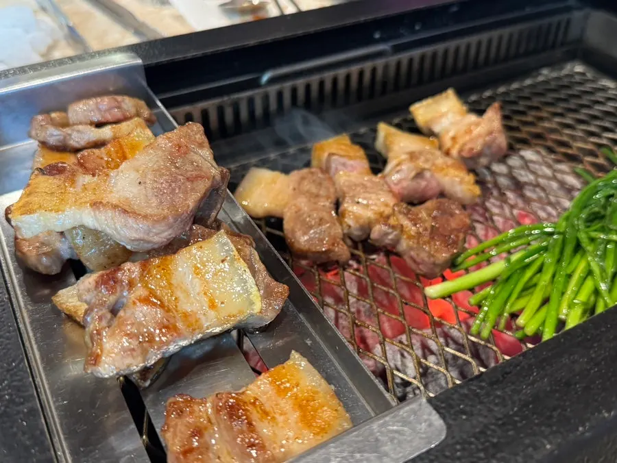 Pork belly dipped in matcha salt