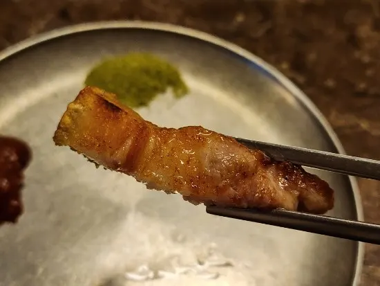 A piece of Nanchuk Matdon dipped in matcha salt