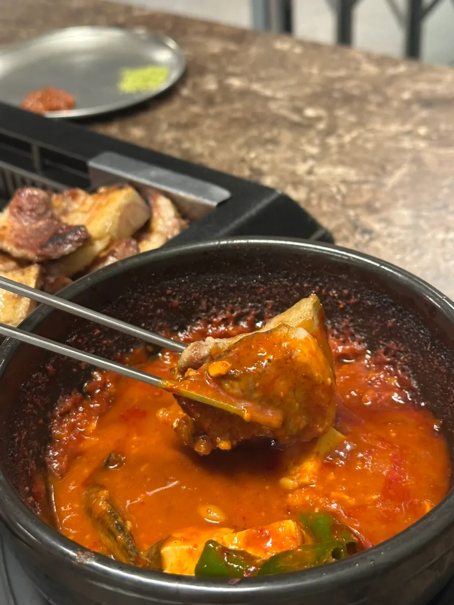 Black pork dipped in complimentary meljeot