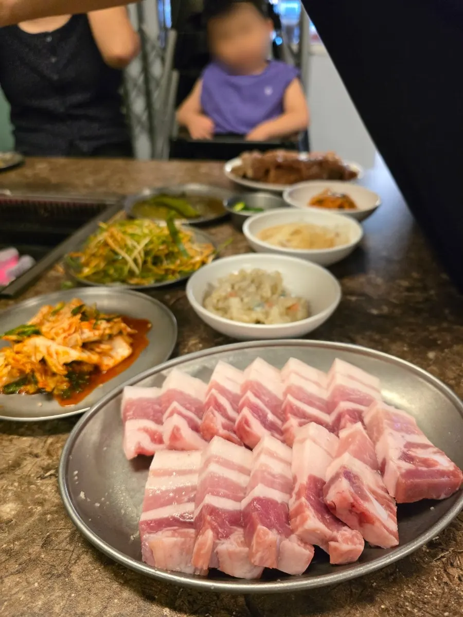 불판 위에서 익어가는 양념갈비