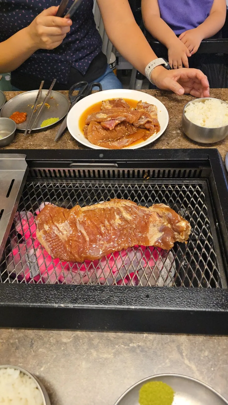 뚝배기에 가득 담긴 멜젓