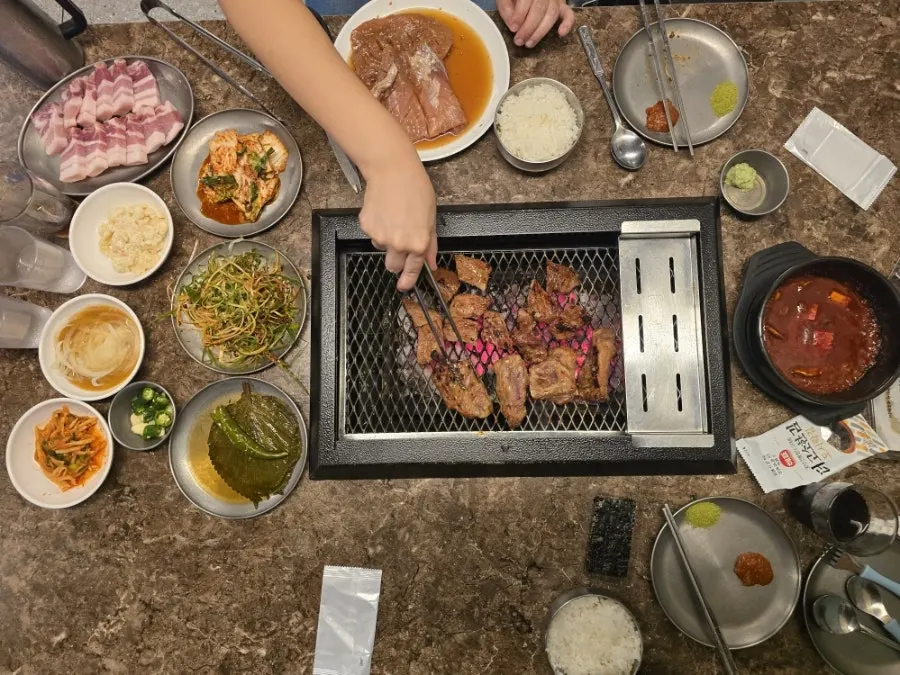 불판과 반찬이 차려진 테이블