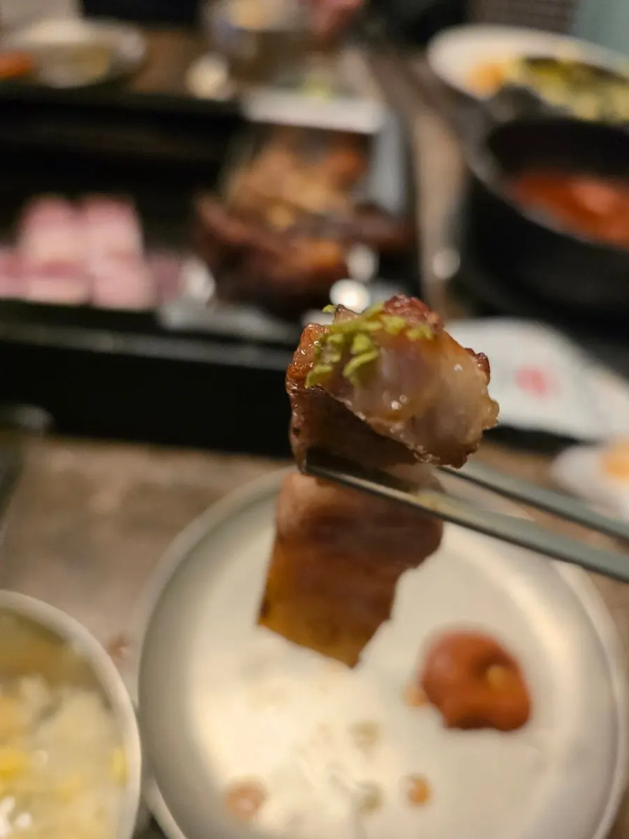소금에 찍어 먹는 생오겹살