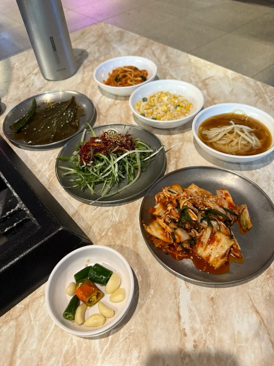 다양한 종류의 밑반찬 접시들