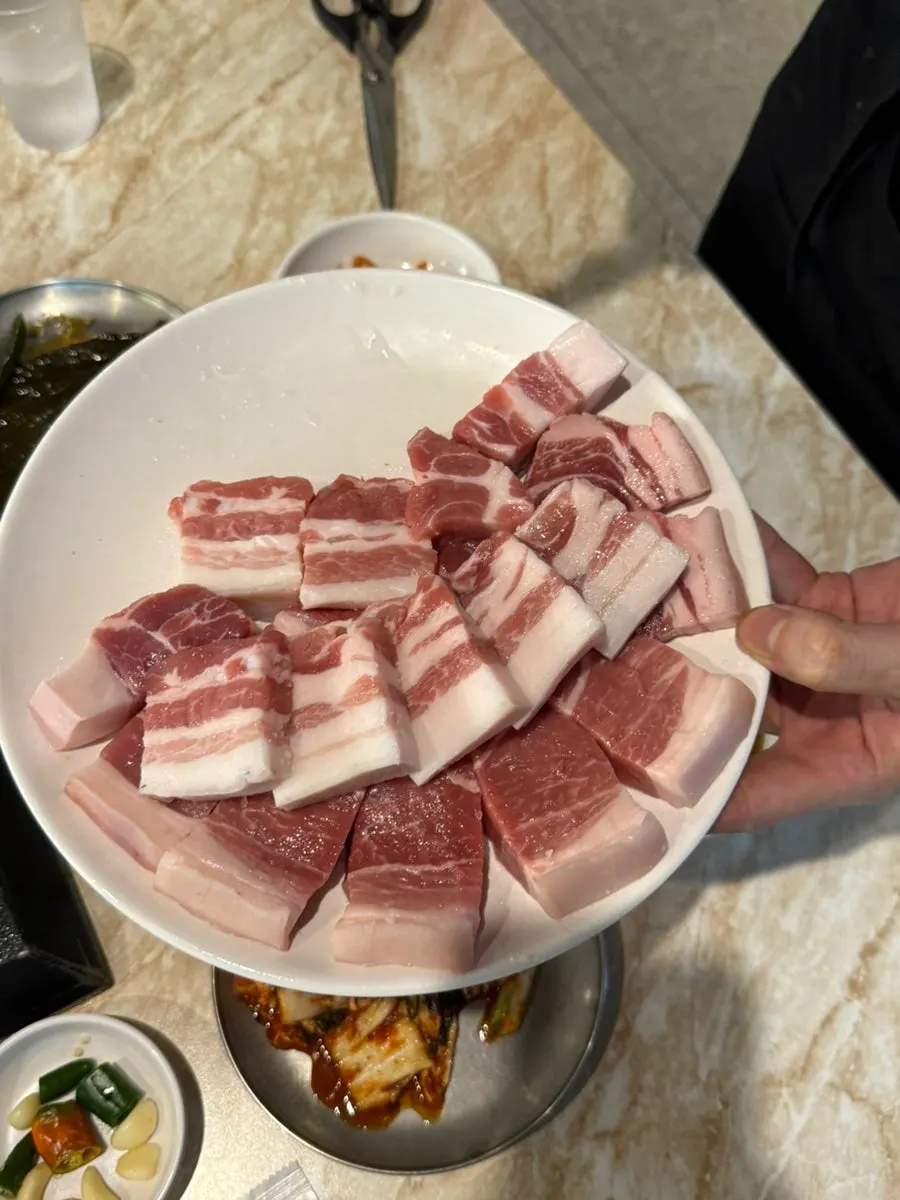두툼하게 썰린 난축맛돈 한접시 600g