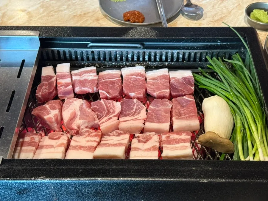난축맛돈 생고기 접시 클로즈업