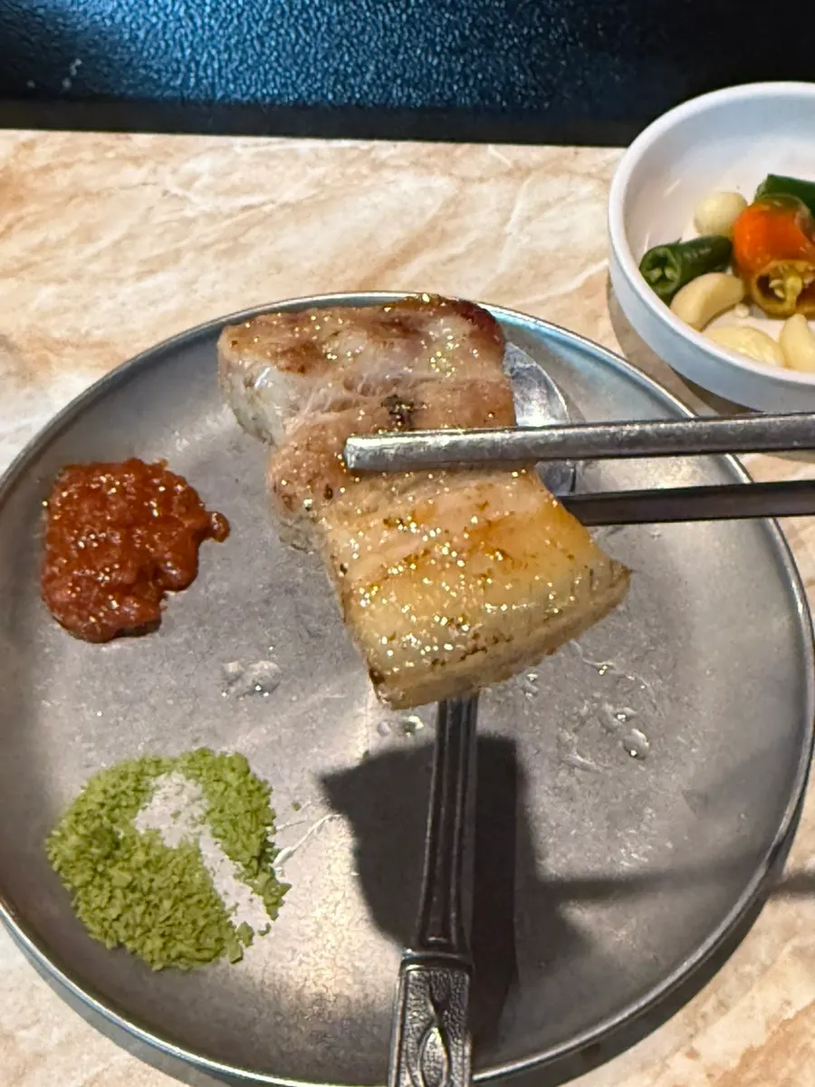 직원이 숯불에 줄 세워 구워주는 흑돼지