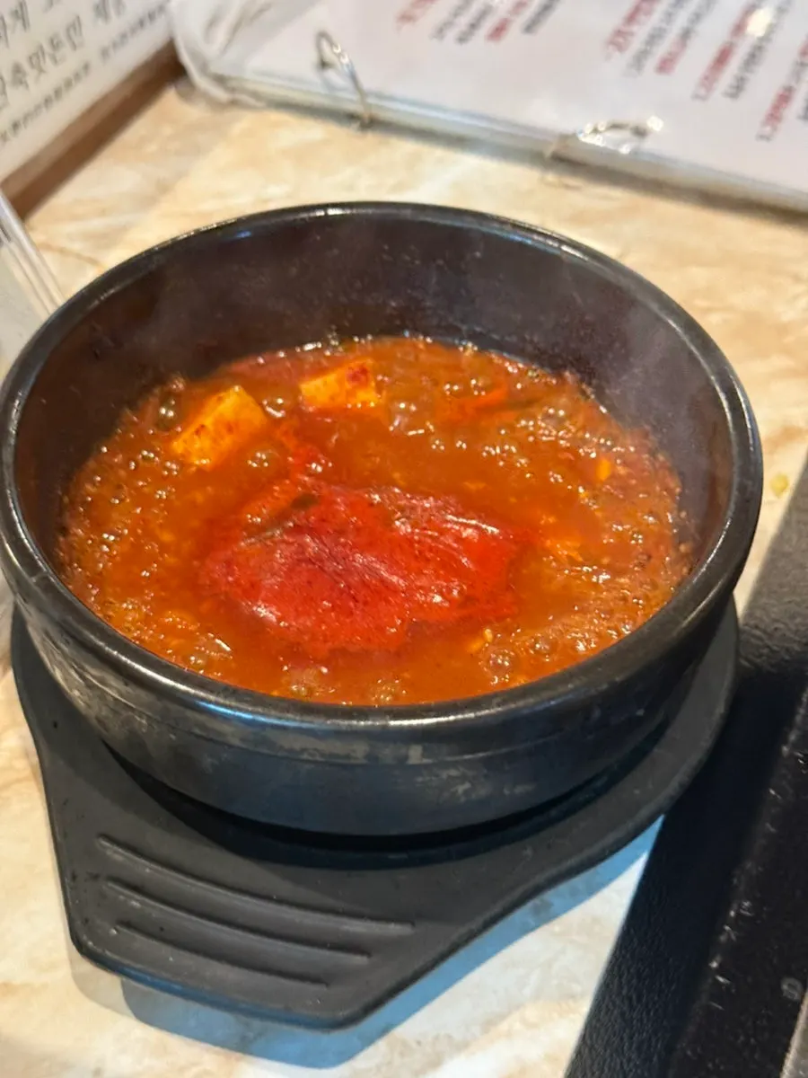 구워진 흑돼지와 함께 나온 멜조림