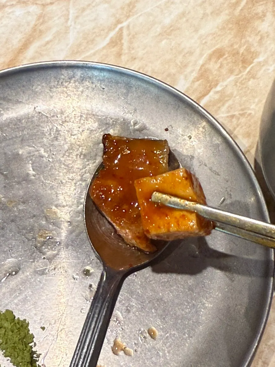 멜조림에 찍어 먹는 흑돼지 한 점