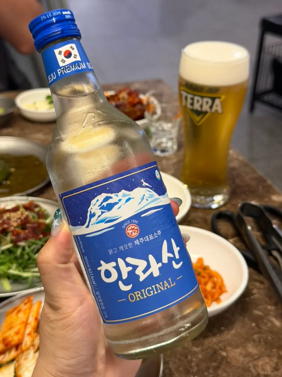 포크80에서 주문한 생맥주와 한라산소주