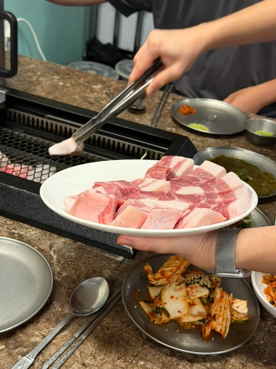 두툼하게 썰린 포크80 흑돼지 난축맛돈