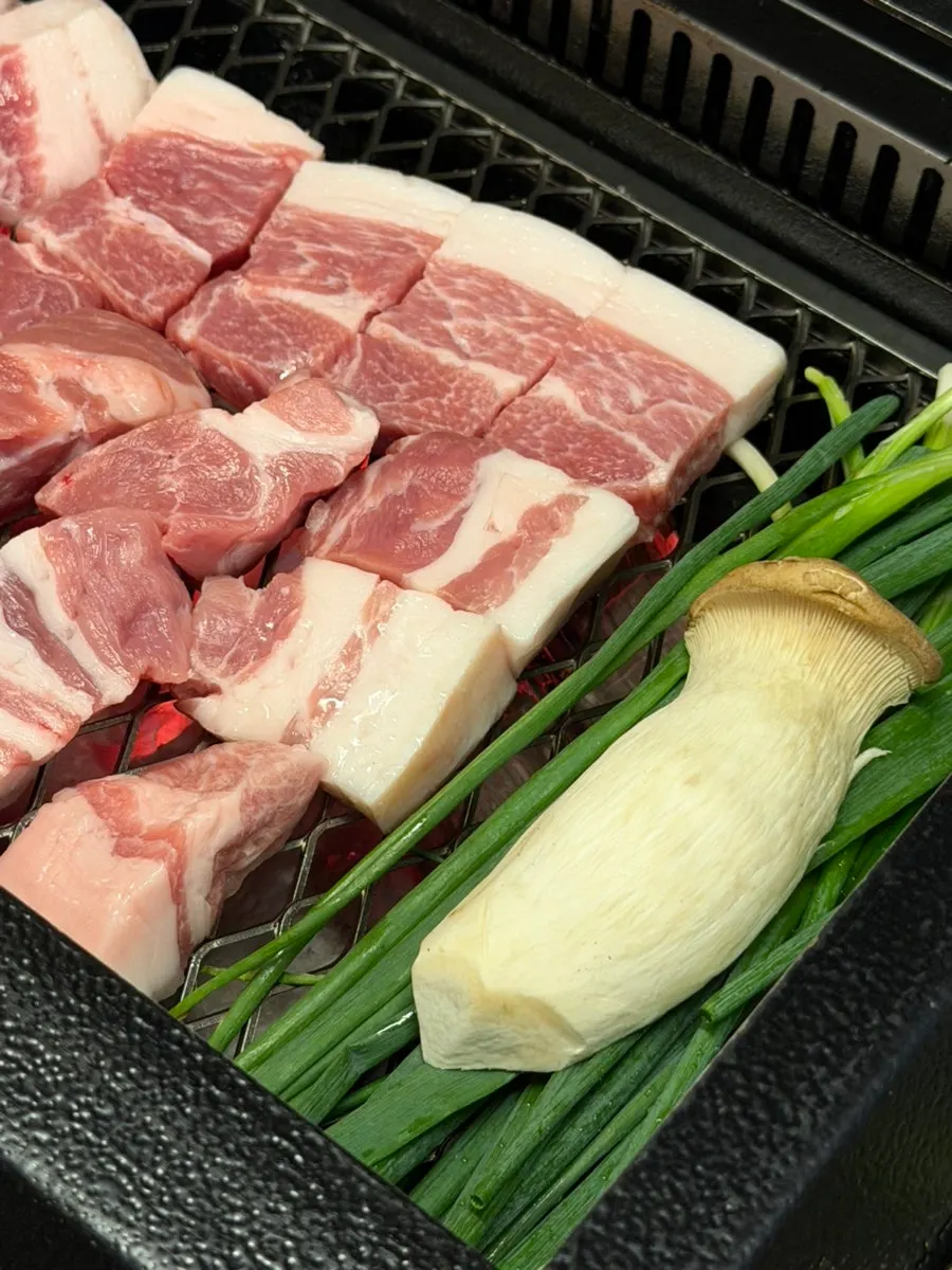 직원이 난축맛돈을 그릴링하는 모습