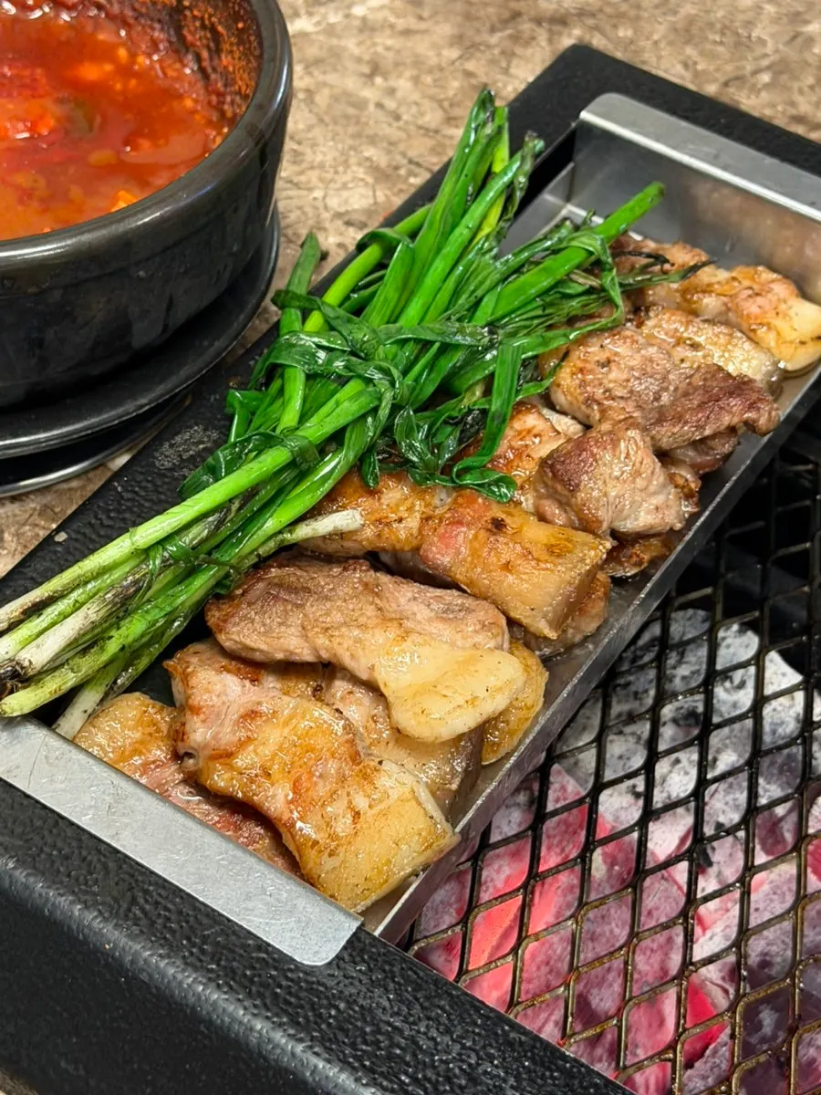 말차소금에 찍은 흑돼지 첫 점
