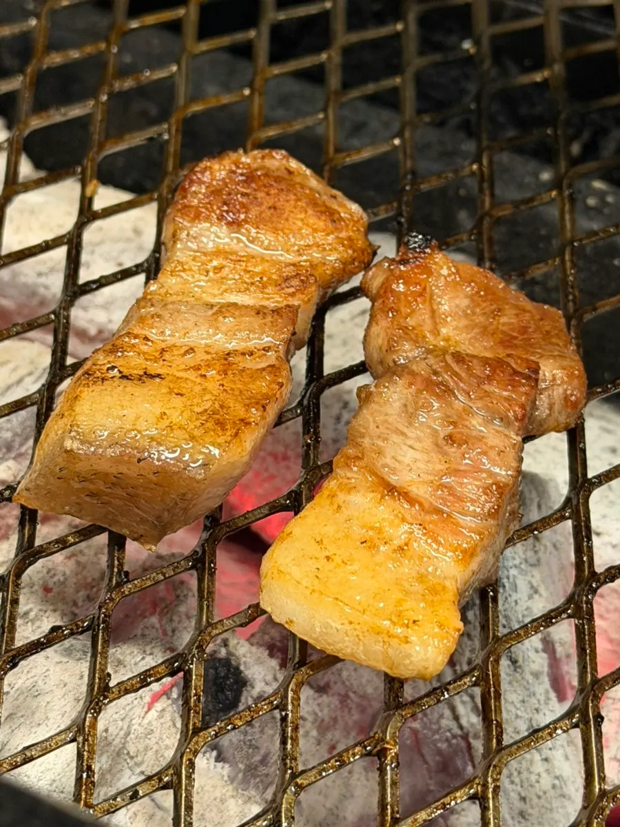 깻잎과 파절이를 곁들인 흑돼지 한 점