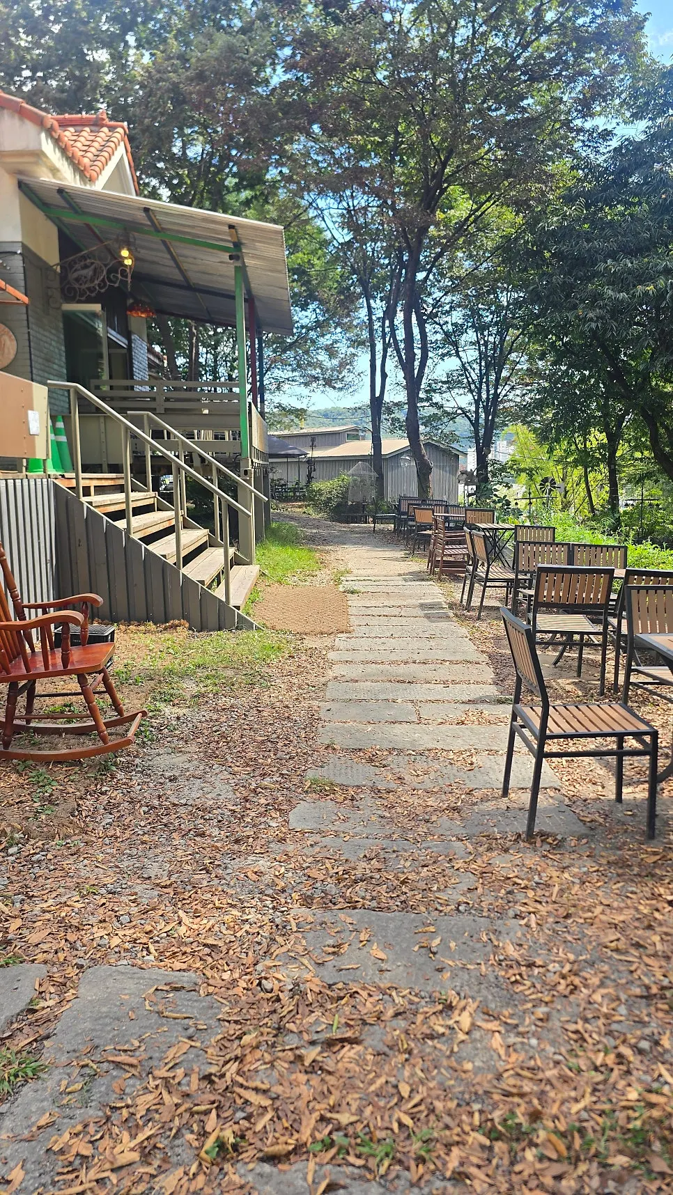 View of the path leading into Forerest in Nogyang-dong