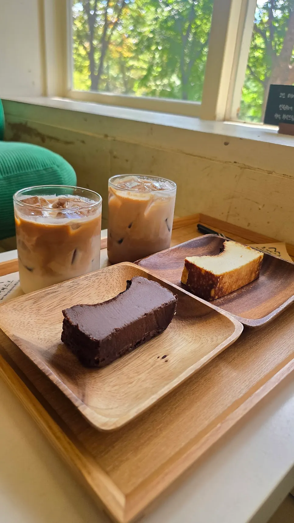 Original and chocolate Basque cheesecakes
