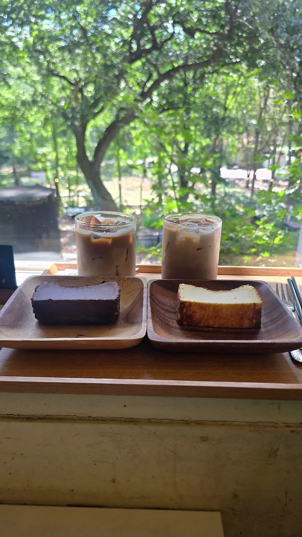 Cake and drinks on a table at Forerest