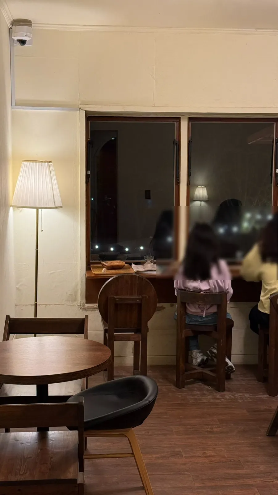 방마다 인테리어가 다른 카페 내부 테이블