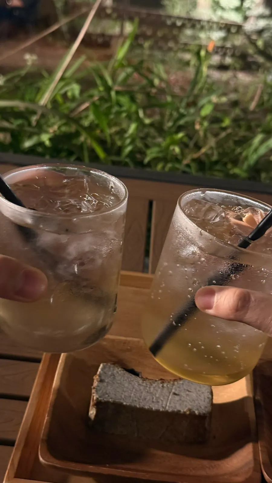 고소한 흑임자 치즈케이크 한 조각