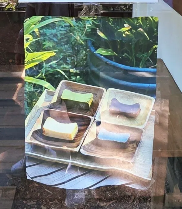 주문한 음료와 바스크치즈케이크 두 조각