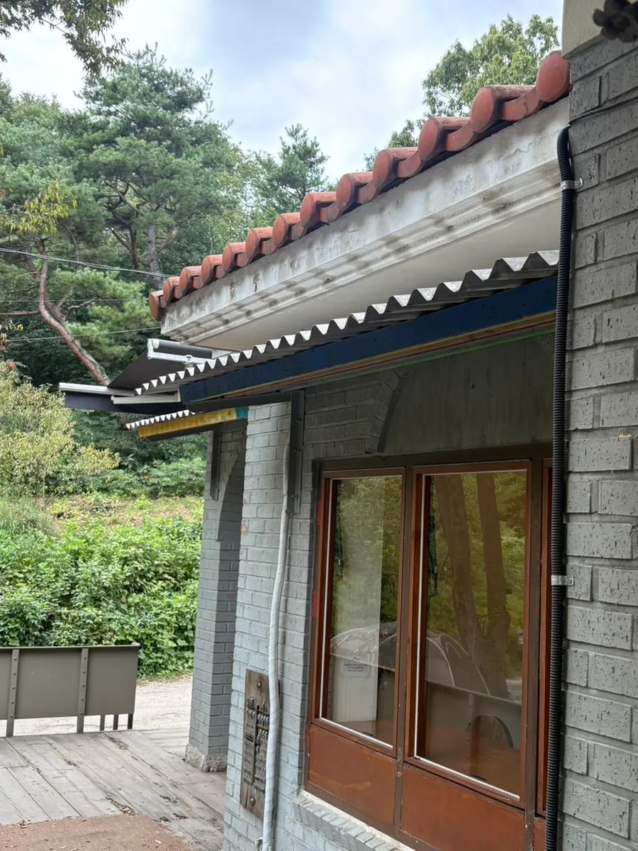 포어레스트 내부 긴 테이블 좌석