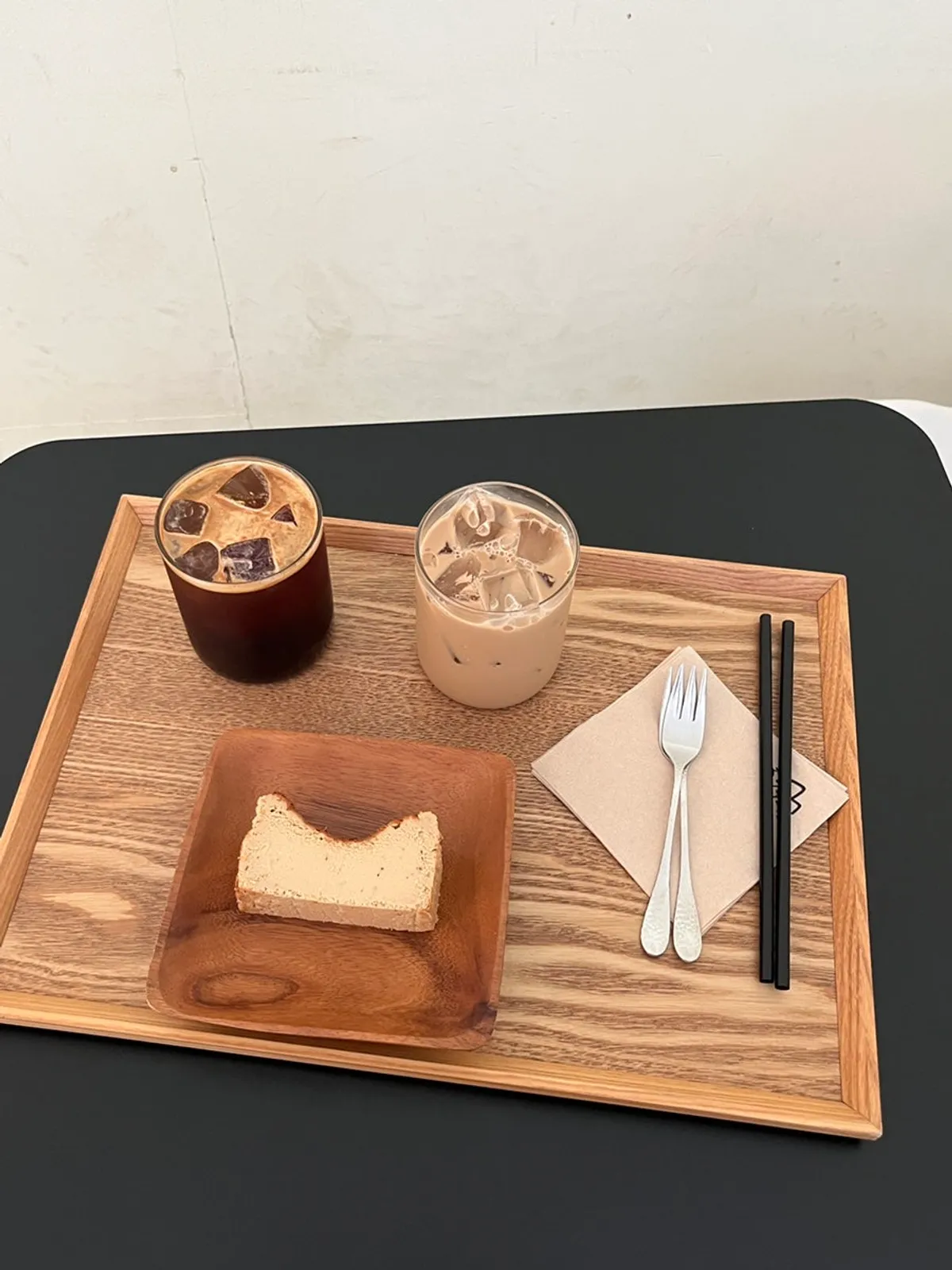 Iced Americano, Earl Grey milk tea, and Basque cheesecake