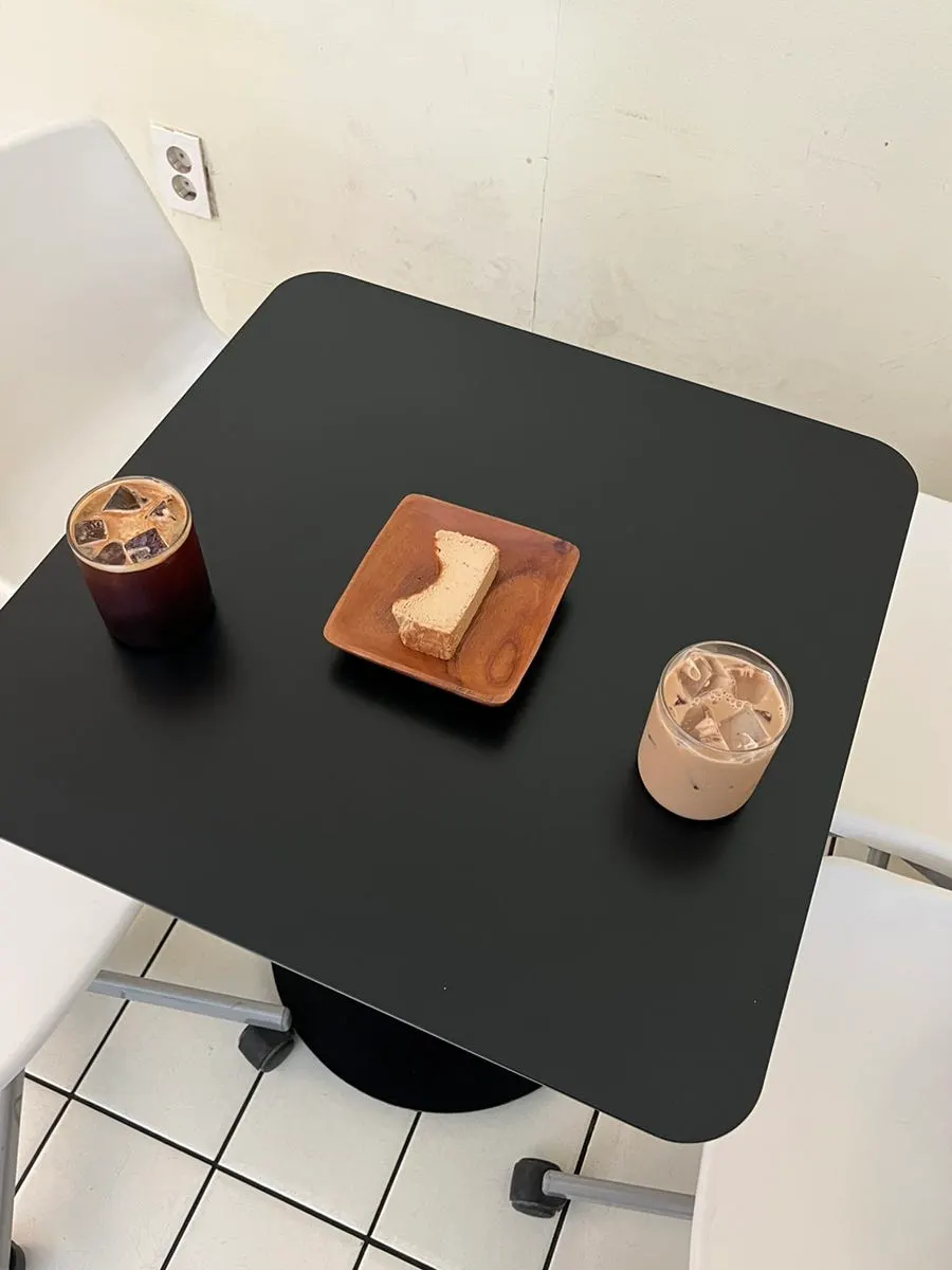 Two drinks and a cheesecake on the table