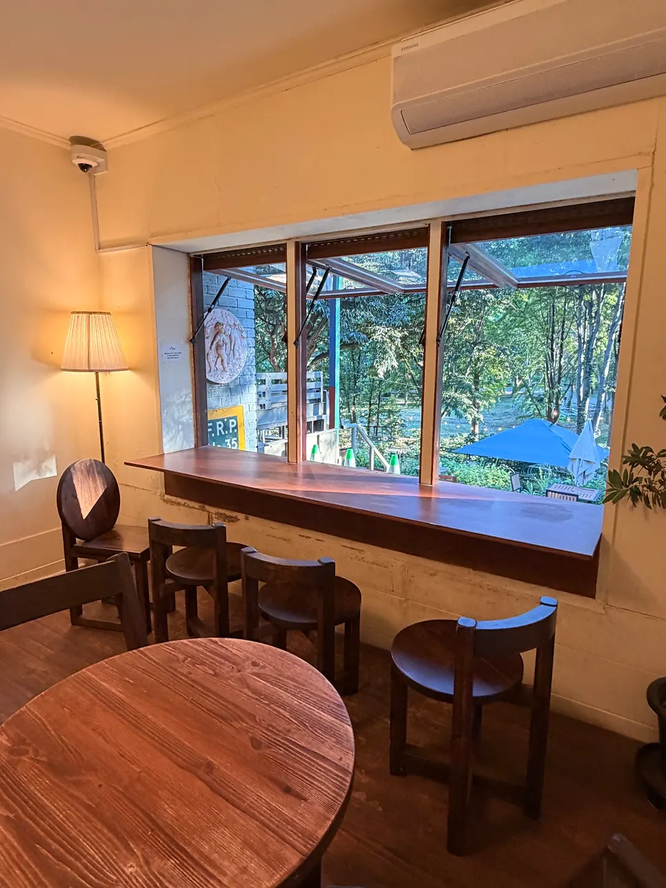 Quiet weekday late-afternoon space at Forerest