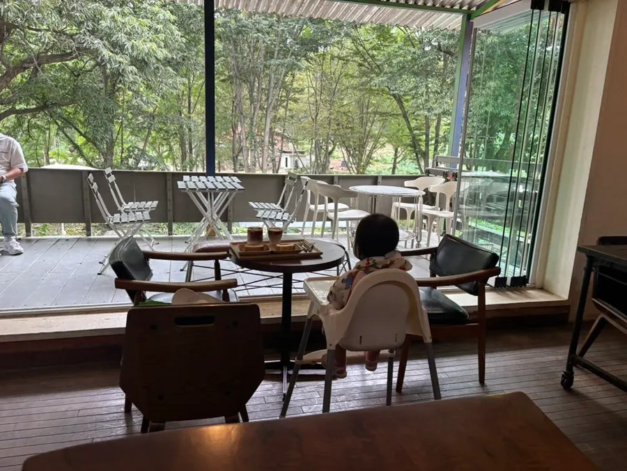 주말 오전 한산한 포어레스트 실내