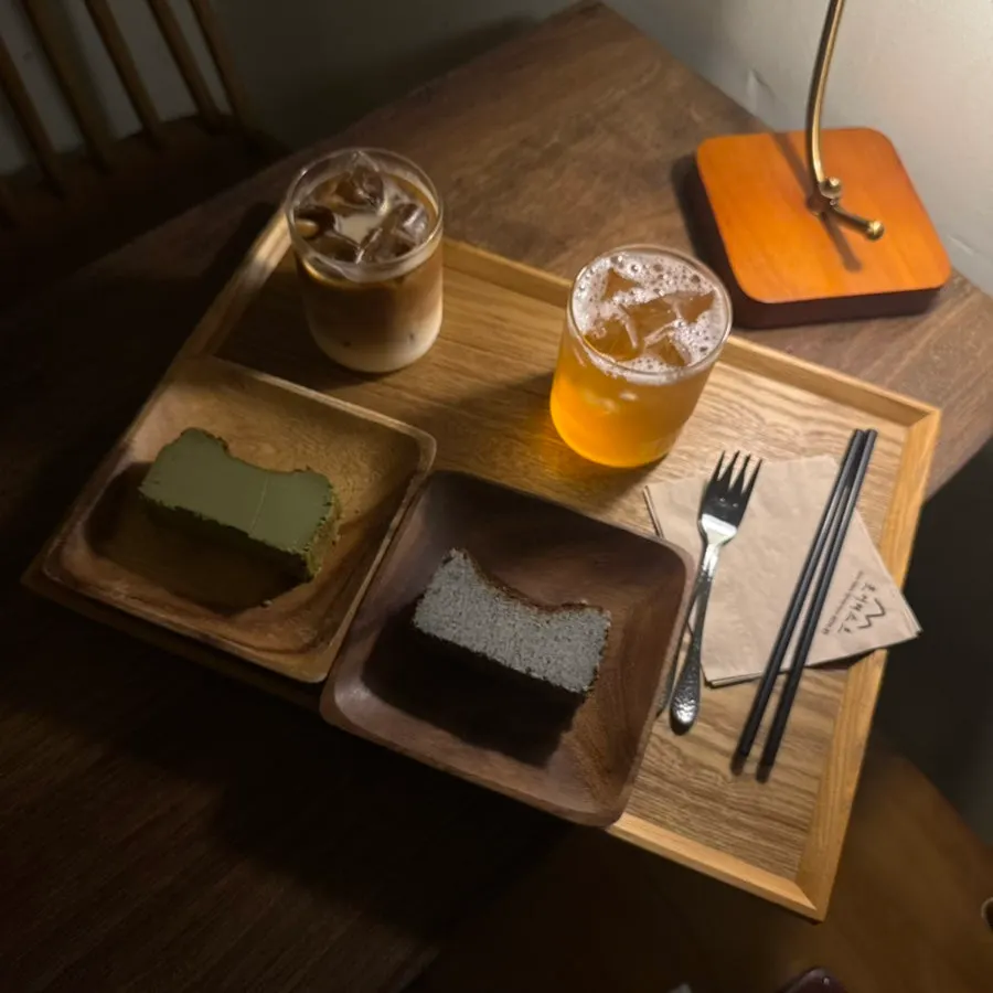 Basque cheesecake and drinks served on a wooden plate