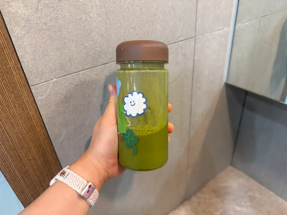 말차 분말 두 스푼을 담은 컵
