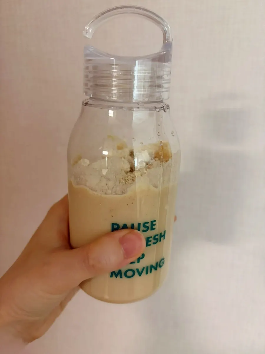 간단한 아침 간식으로 차린 오트 드링크