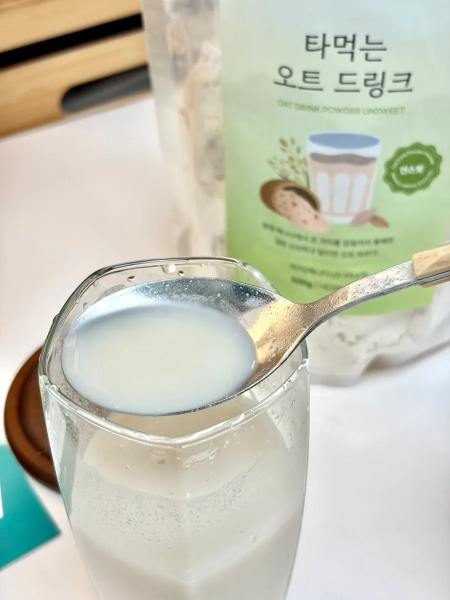 물에 타서 완성한 오트드링크 한 잔