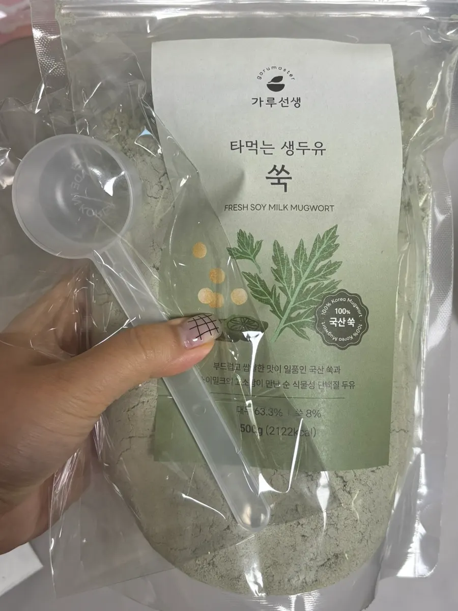 Drinking a rich mugwort soy milk mixed with cold water