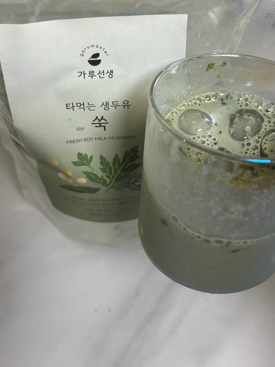 Drinking a mugwort soy milk latte as a breakfast substitute