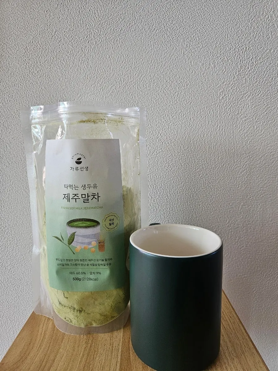 따듯한 말차라떼를 만들 준비를 한 컵과 가루