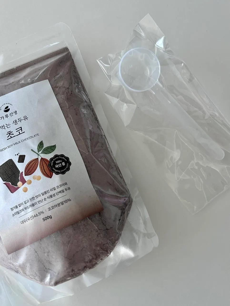 동봉된 스쿱으로 뜬 초코 두유 분말