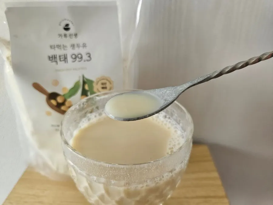 티스푼으로 잔 바닥을 확인하는 모습