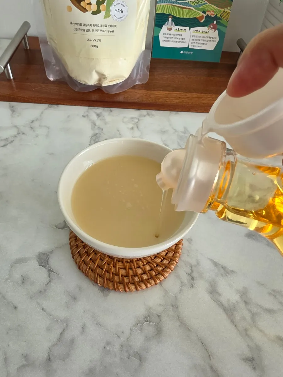 Smooth soy milk made by mixing baektae powder with milk