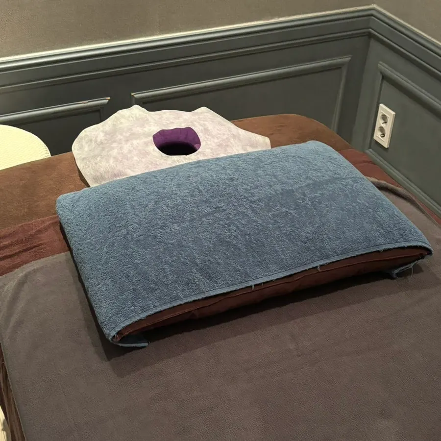 Treatment room after the full-body aroma treatment was finished