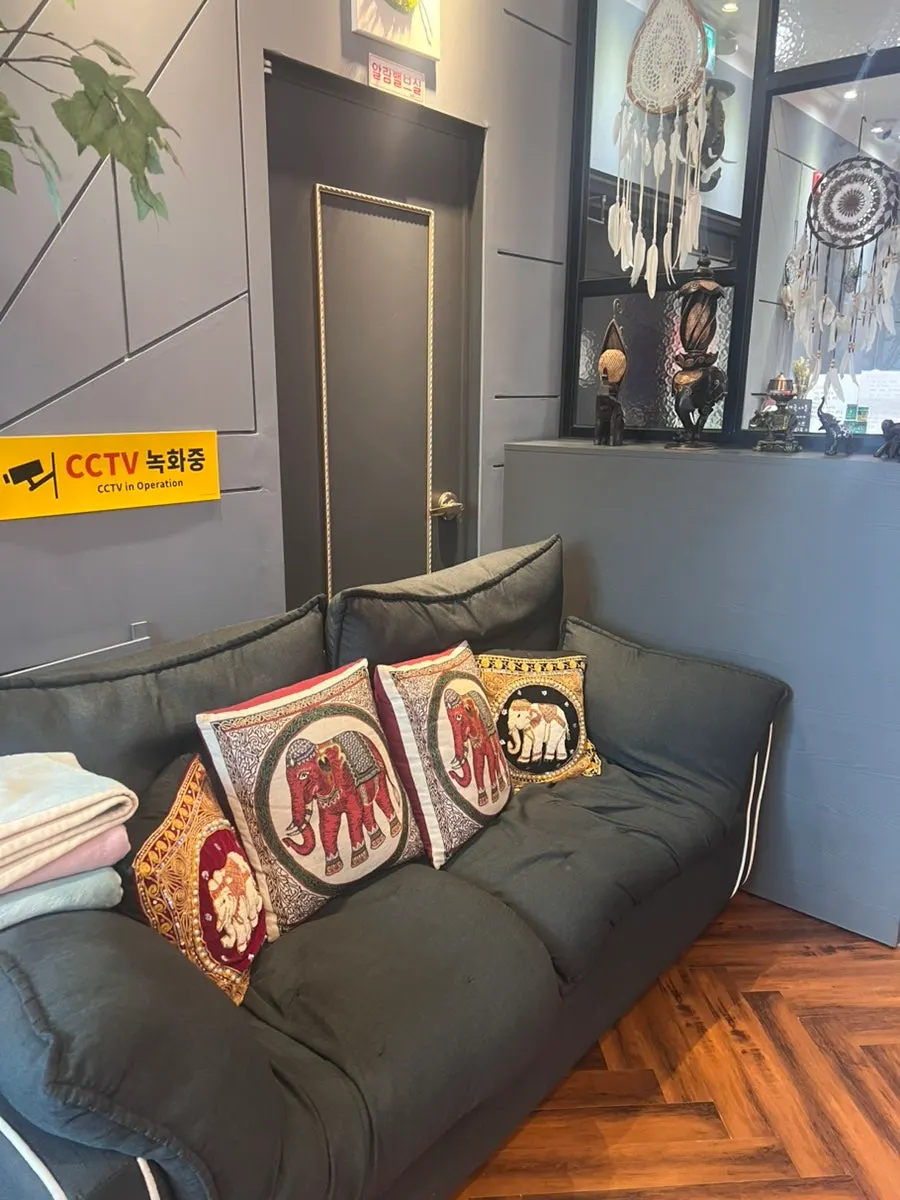Bed arrangement inside the couple's room at Puan Massage Cheonan Dujeong Branch